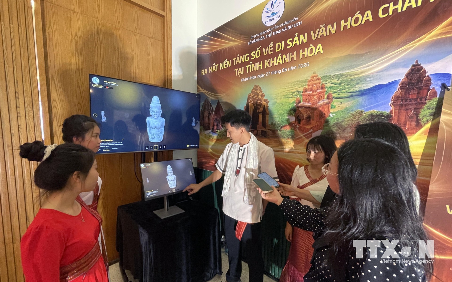 Nhiều di sản văn hóa Chăm được số hóa phục vụ du khách tra cứu, tìm hiểu. (Ảnh: Công Thử/TTXVN)